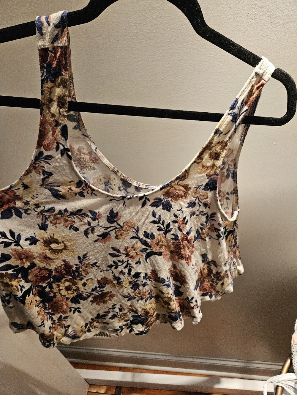 AEO Soft & Sexy Floral Cropped Flowy Tank (Has Some Pilling)